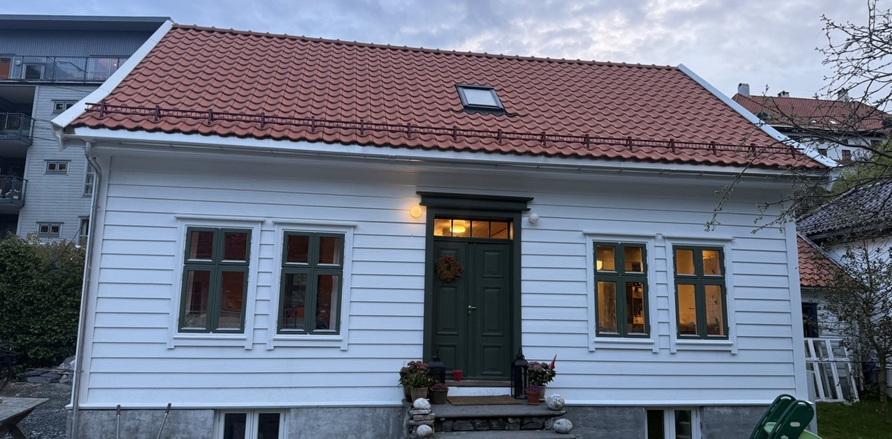 Fasaden på huset. Leiligheten har to store vinduer med mye lysinnslipp(120cm høyde=