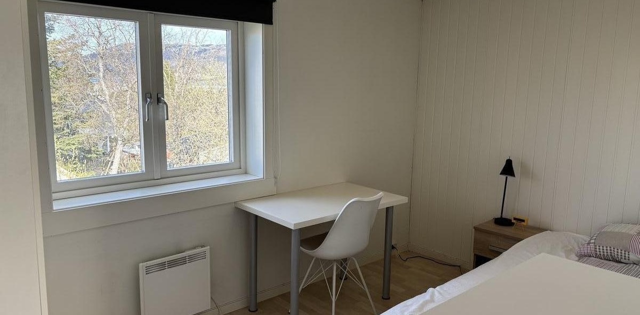 Rommet som leies ut. Skap og kommode kommer med.