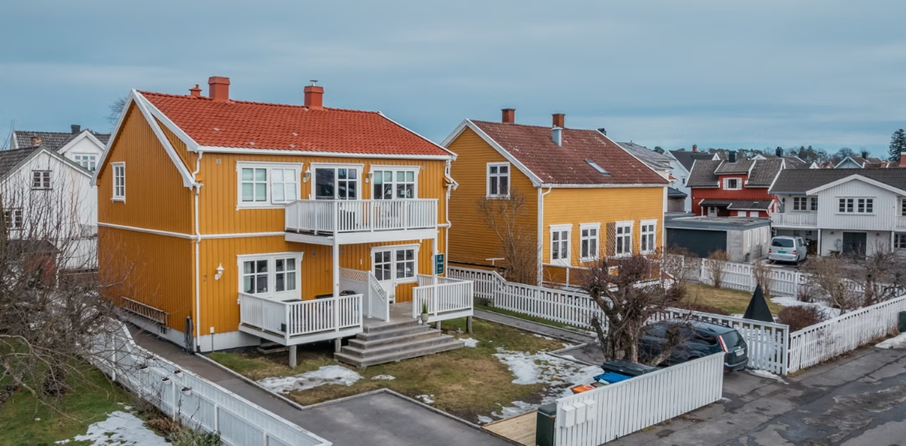 Utvendig av leiligheten, kompleks er delt i 3 deler hvor ene leiligheten er ledig