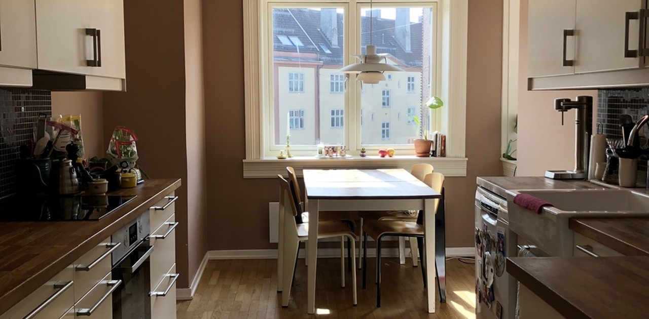 Kjøkken med spisebord
