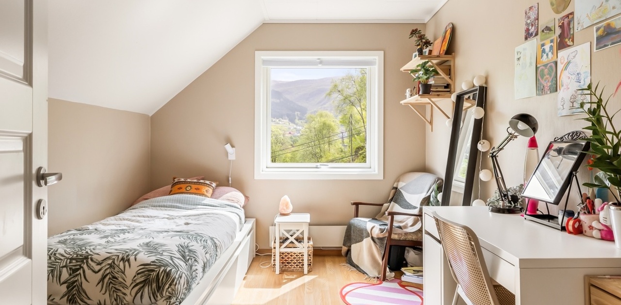 Rom 2 – 10 m², lyst møblert rom med utsikt mot Arnadalen og fjellene.