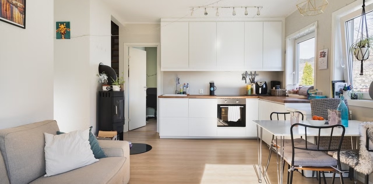 I stuen finner du en lekker vedovn med glassfront som varmer godt på kalde dager.