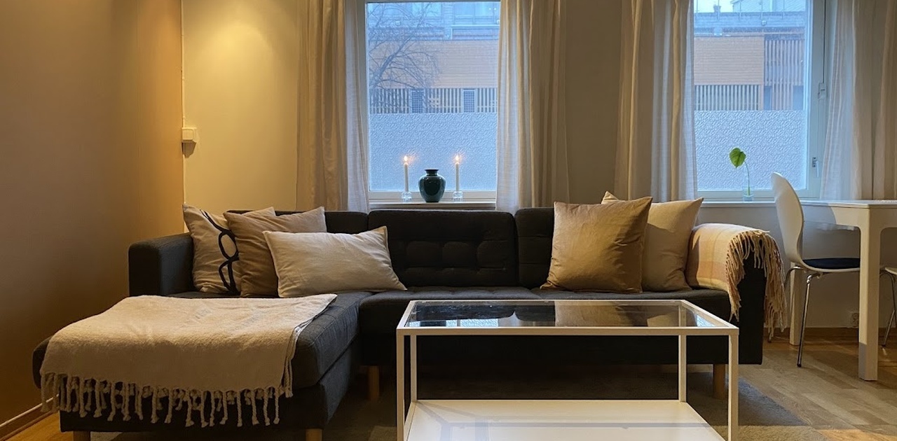 Komfortabel sofa med sjeselong gir god plass til å slappe av foran TV-en