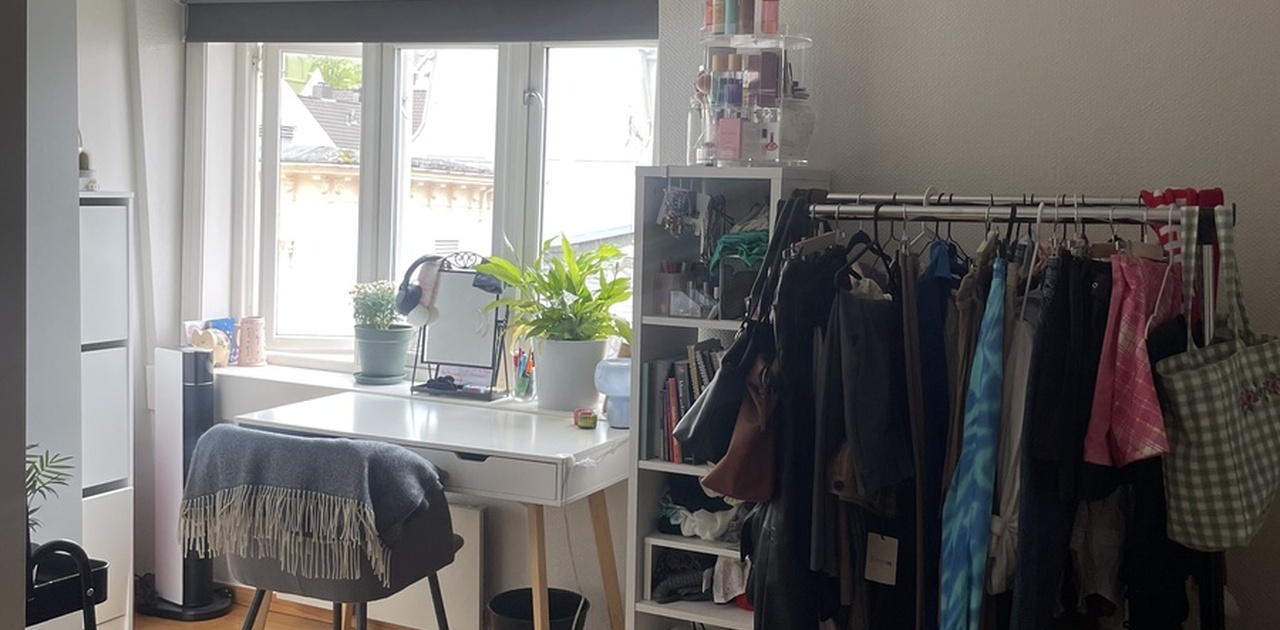 Stort, fint vindu. Skrivepult og behagelig kontorstol, hylle, og klestativ