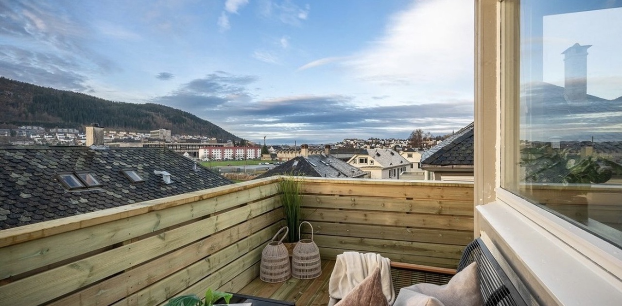 Utsikt frå terrassen. Sol til rundt 22:30 midtsommars