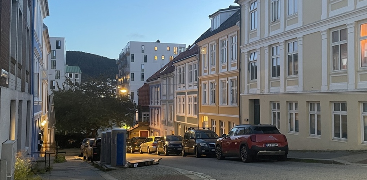 Leiligheten er plassert i et hyggelig strøk (den gule bygningen).