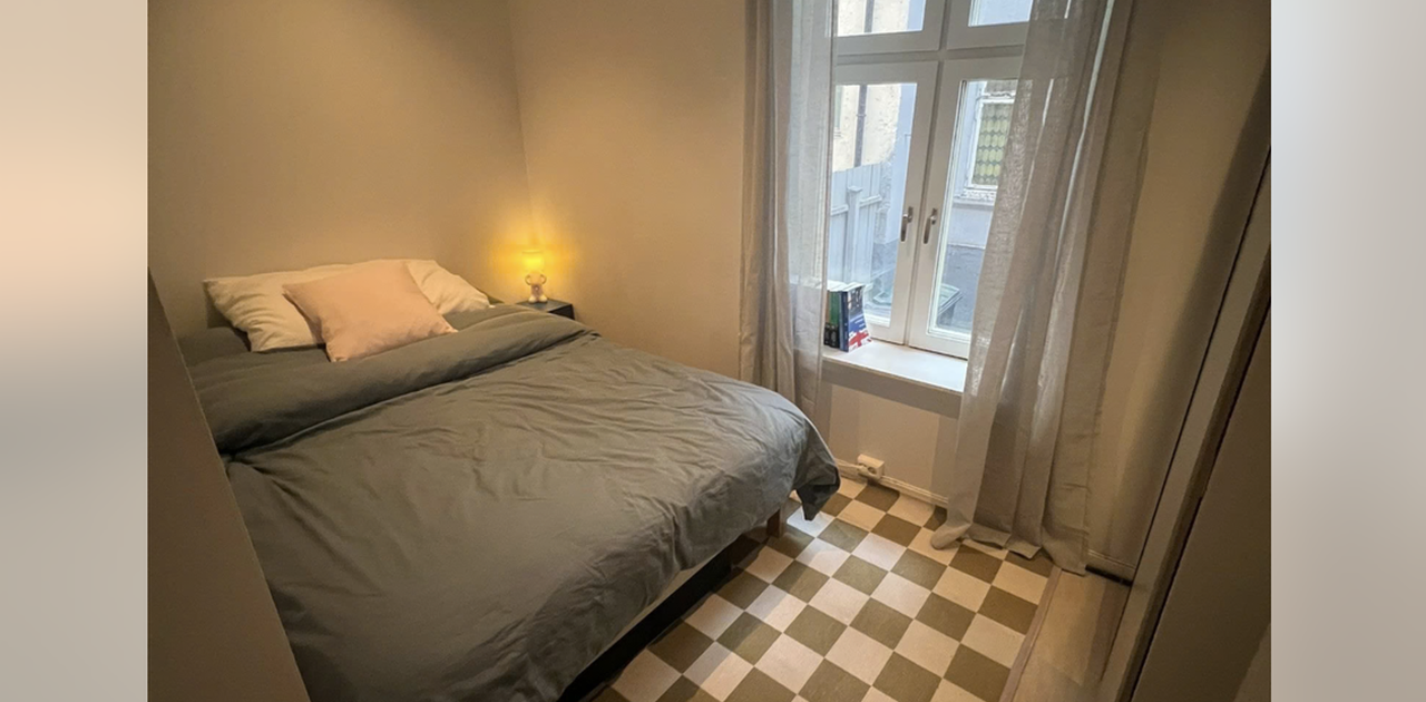 Soverommet har vindu mot bakgården.