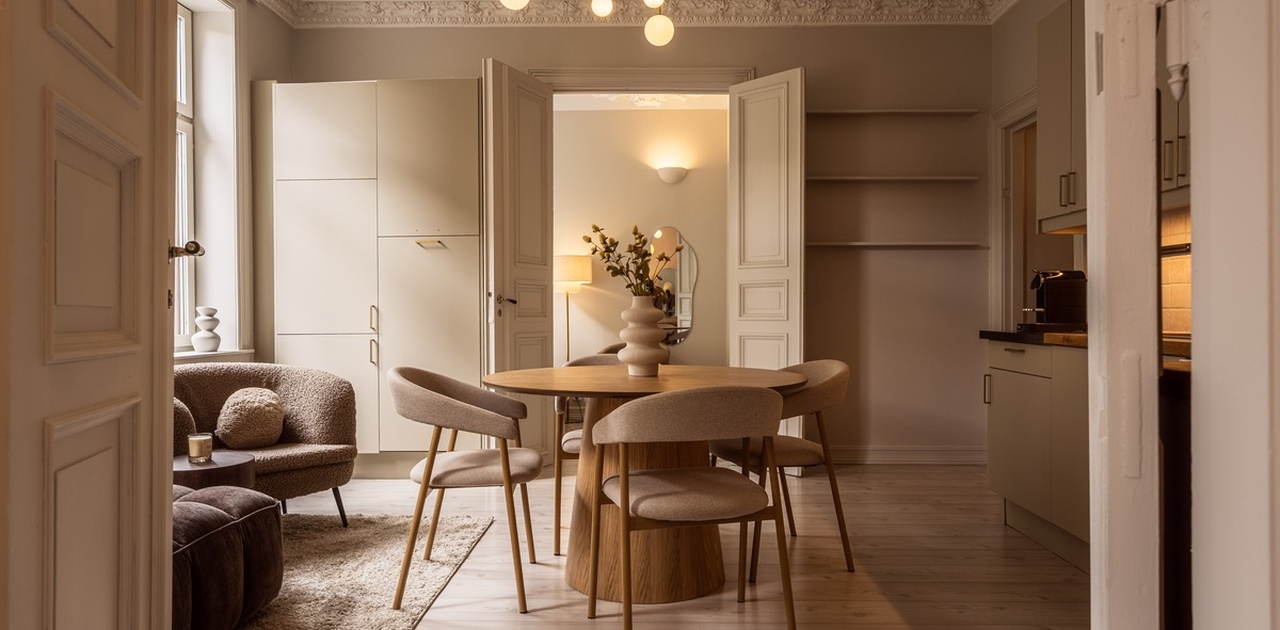 Hotellfølelsen i hverdagen. Harmonisk romfølelse, designbelysning og gjennomført materialvalg.