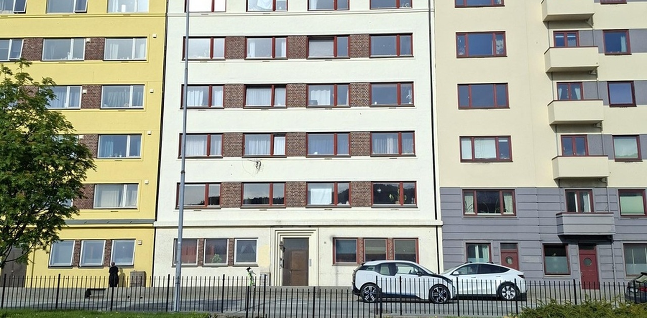 Fasade og inngangsparti mot sjø