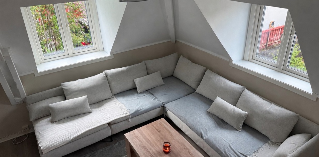 Koselig stue med stor sofa