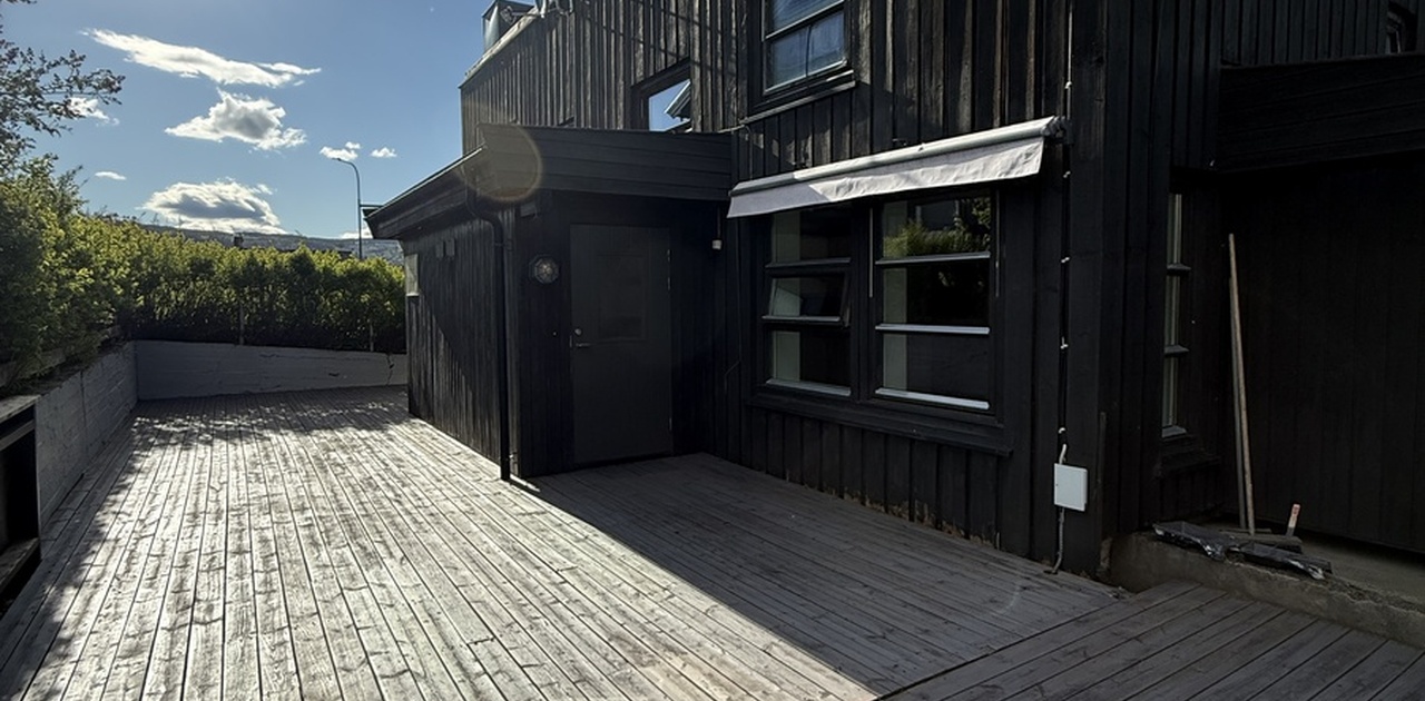 Terrasseområdet foran leiligheten.