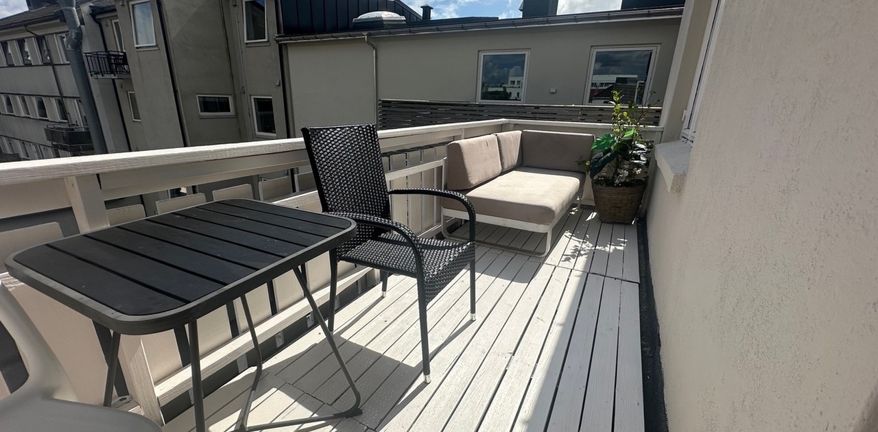 Nydelig terrasse med bra med sol. Rett ut fra kjøkkenet.