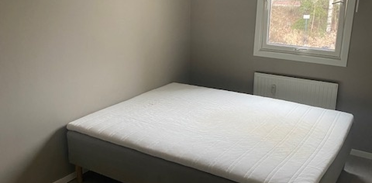 Komfortabel dobbeltseng og naturlig lysinnslipp som skaper en hyggelig atmosfære.