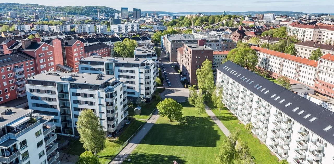 Iladalen studenthus til høyre. Sentral plassering, men ligger rolig til med grønne omgivelser.