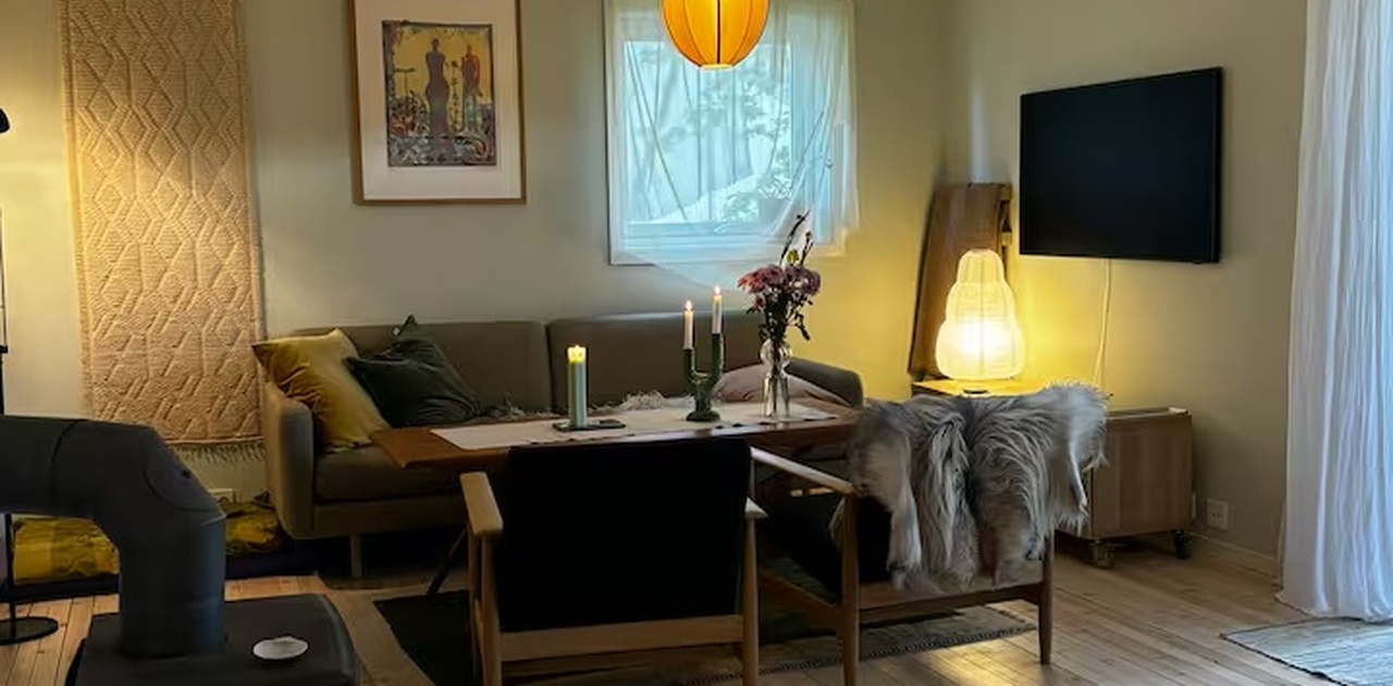 Stue (Spisestue og stue ca 20 kvm samlet) Vedfyring. Direkte utgang til hagen