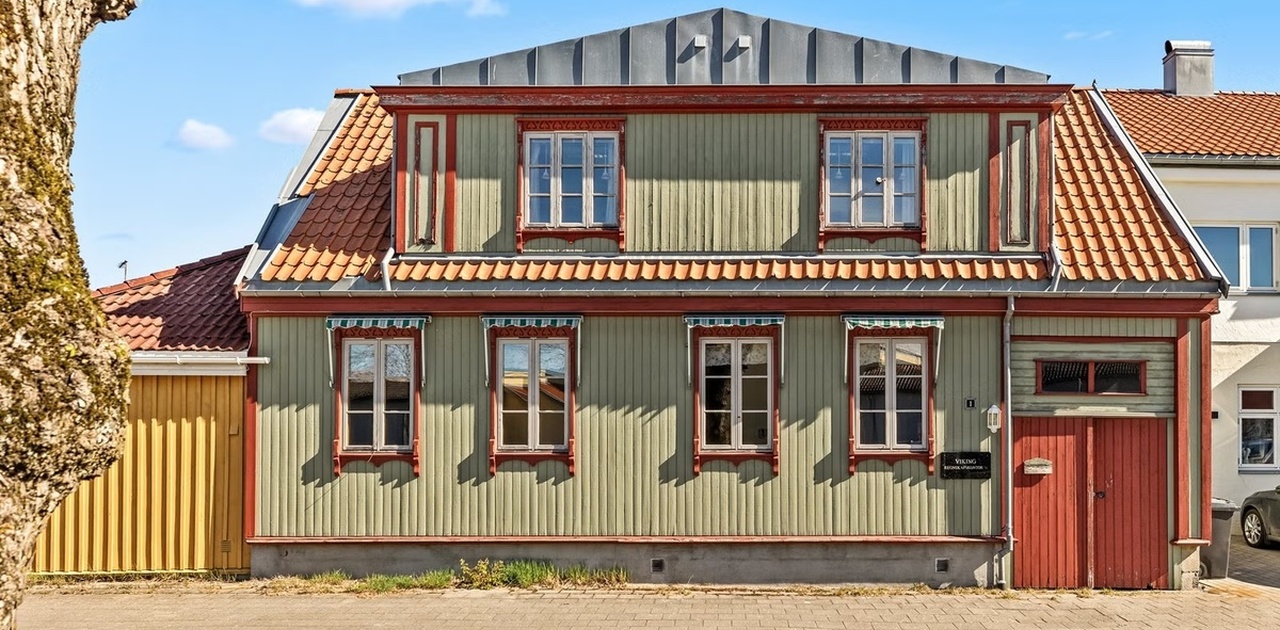 Fasaden på huset - et sjarmerende trehus i Halden sentrum.