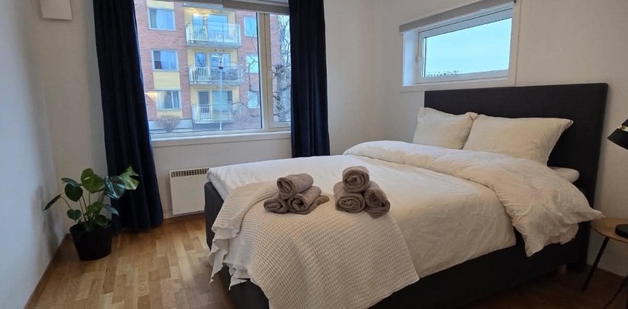 Lyst og hyggelig soverom med plass til dobbeltseng.