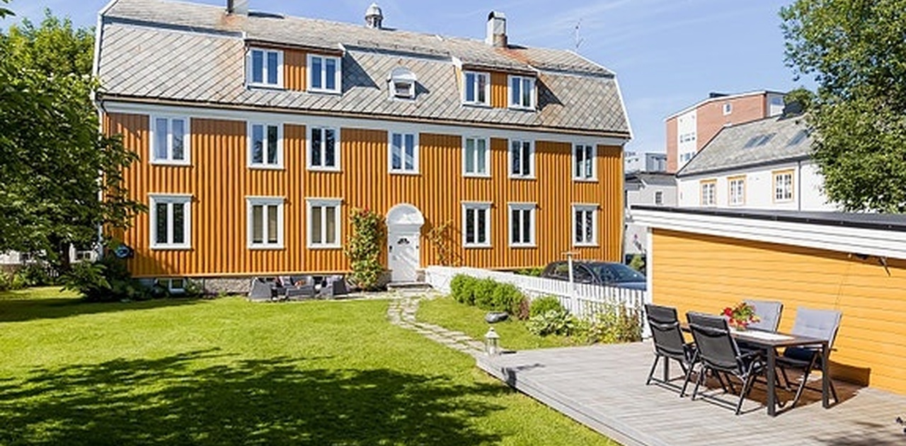En smakfull 4-roms selveier i høy 1. etasje med hjørnebeliggenhet i sentralt og attraktivt boområde