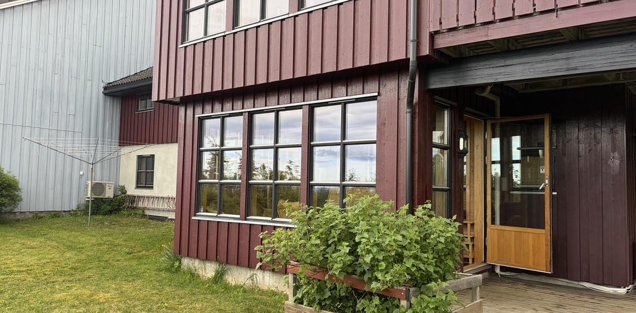 Uteområde med oversikt over hybel.