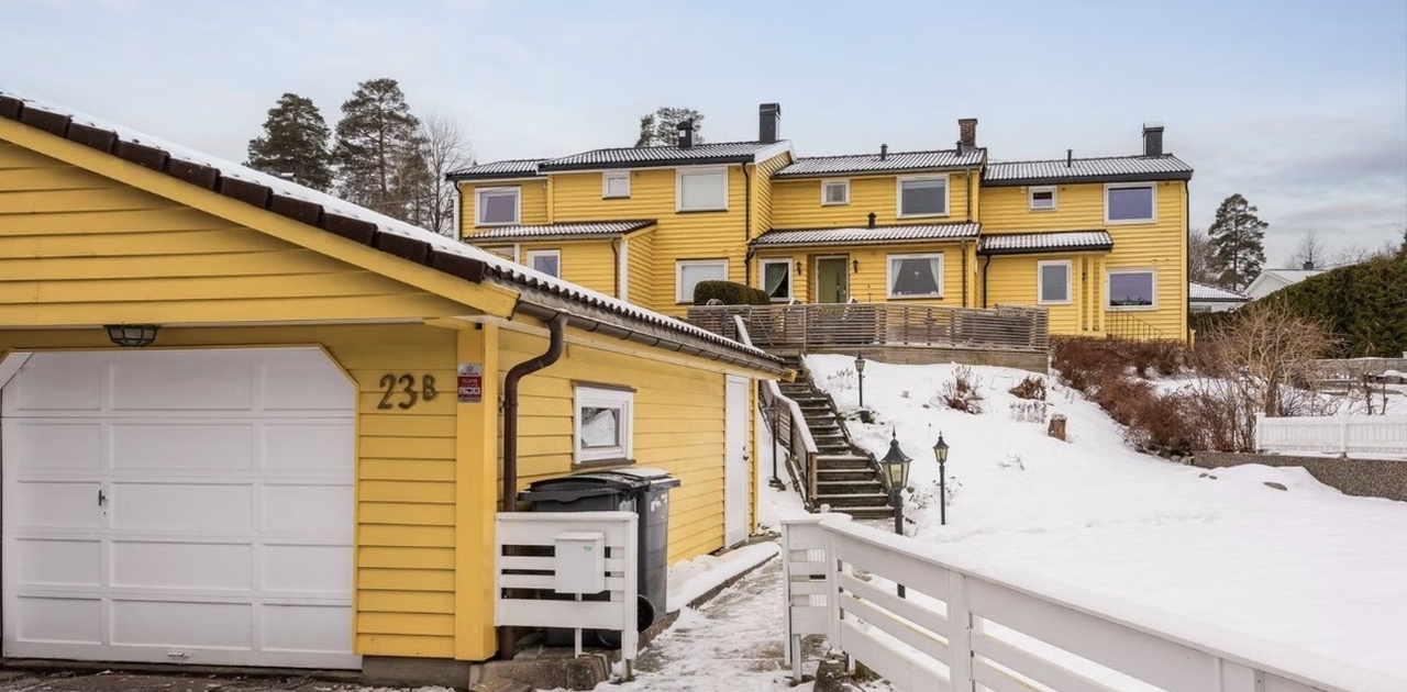 Garasjeplass og stor hage