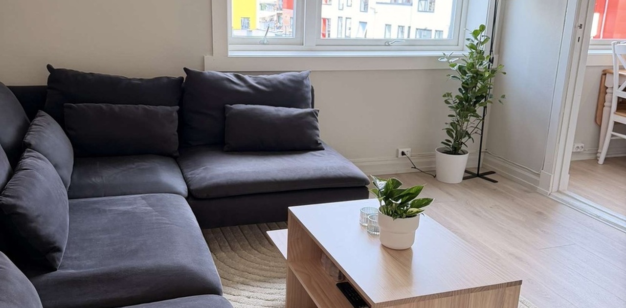 Lys stue med peis og smart-TV