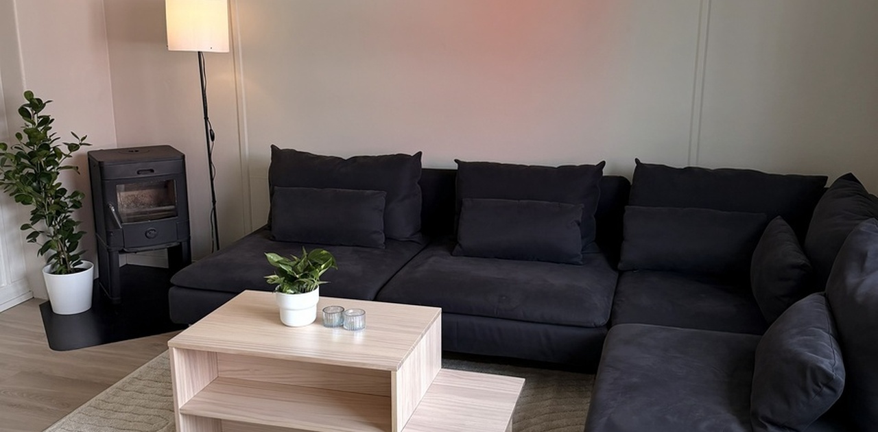 Lys stue med peis og smart-TV