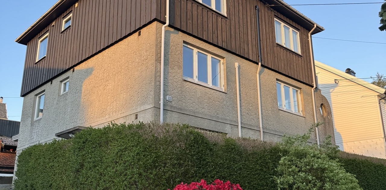 Leiligheten er nederst i huset