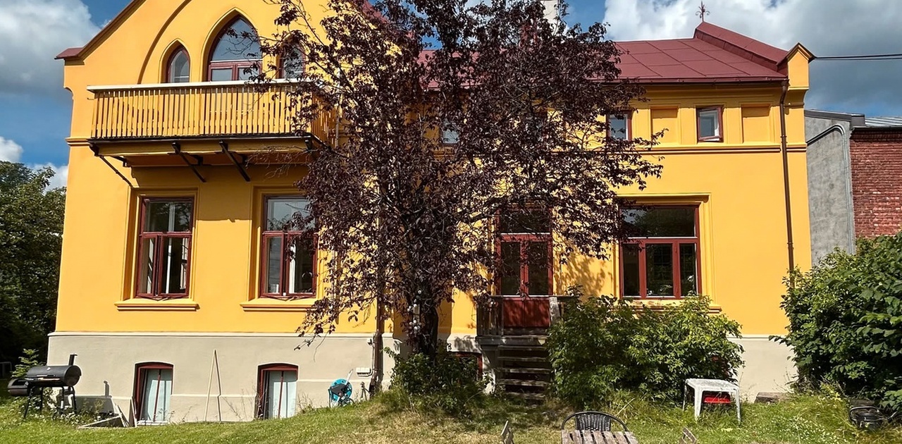 Den vakre byvillaen sett fra hagen!