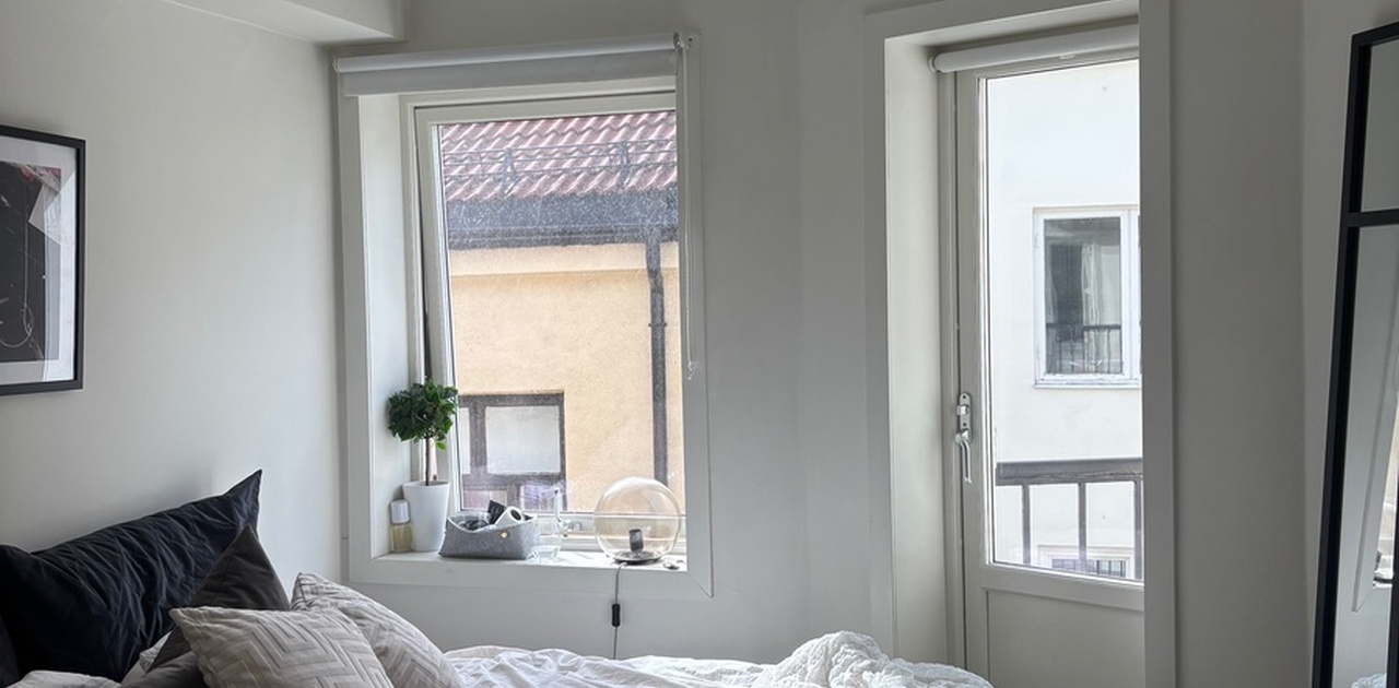 Soverom til leie. Vender mot rolig bakgård. Har brannbalkong.