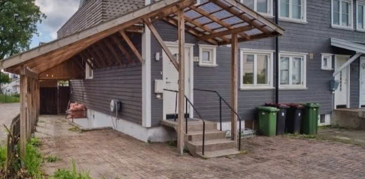 Fin uteplass, med gode parkeringsmuligheter
