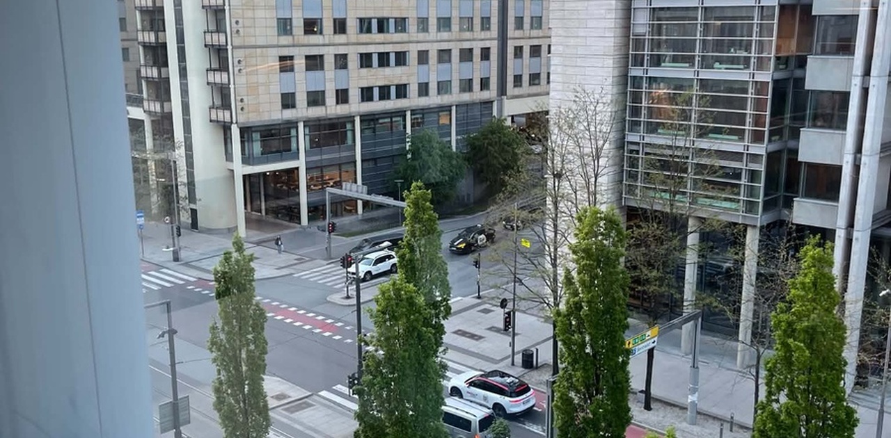 Utsikt fra leiligheten ut mot Dronning Eufemias gate, med sentrale omgivelser, byliv, moderne bygg og kort avstand til kollektivtransport og fasiliteter.