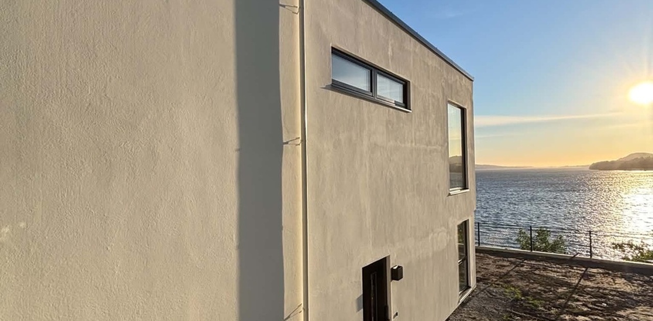 Skjermet inngangsparti med egen del av hage