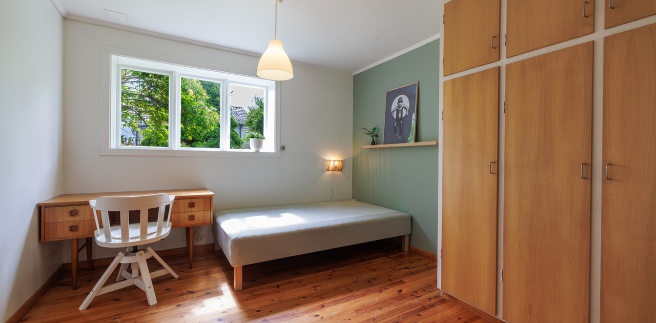 Soverom underetasje (grønn vegg) 120 cm seng, ca 11 m2