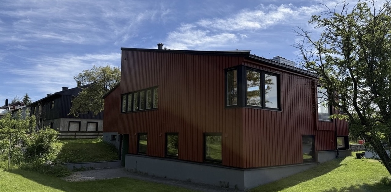 Inngangsparti til sokkelleiligheten. Lysinnslipp fra tre sider.