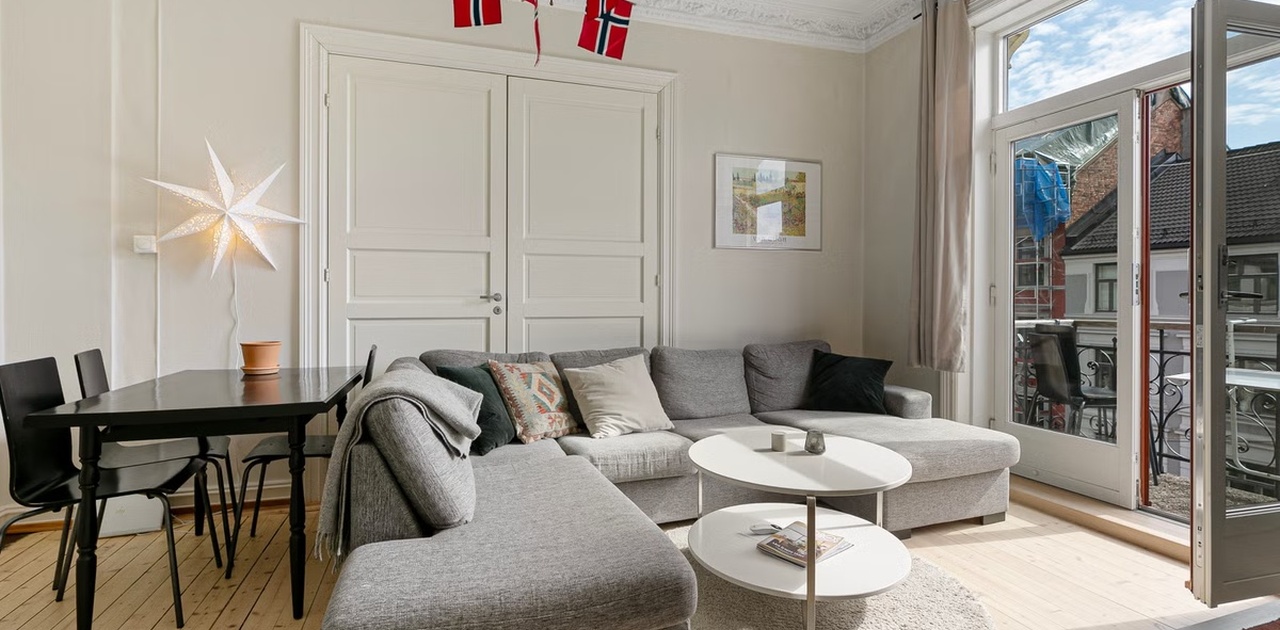 Stor og lys stue med balkong