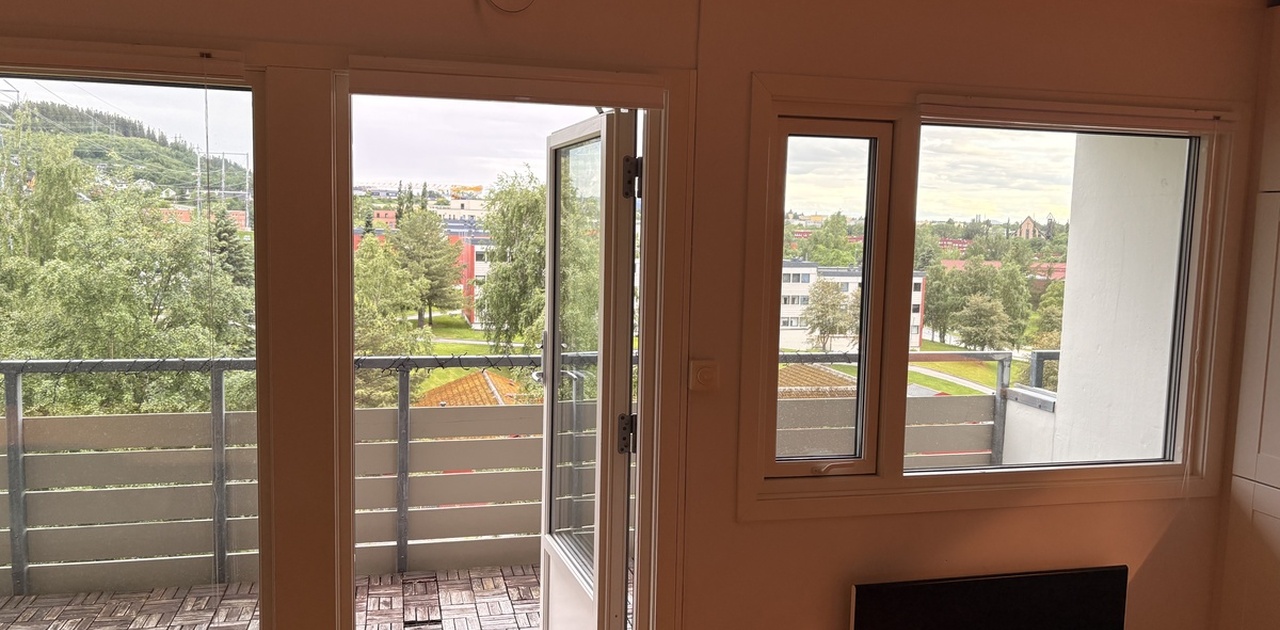 Leiligheten har en stor og fin balkong