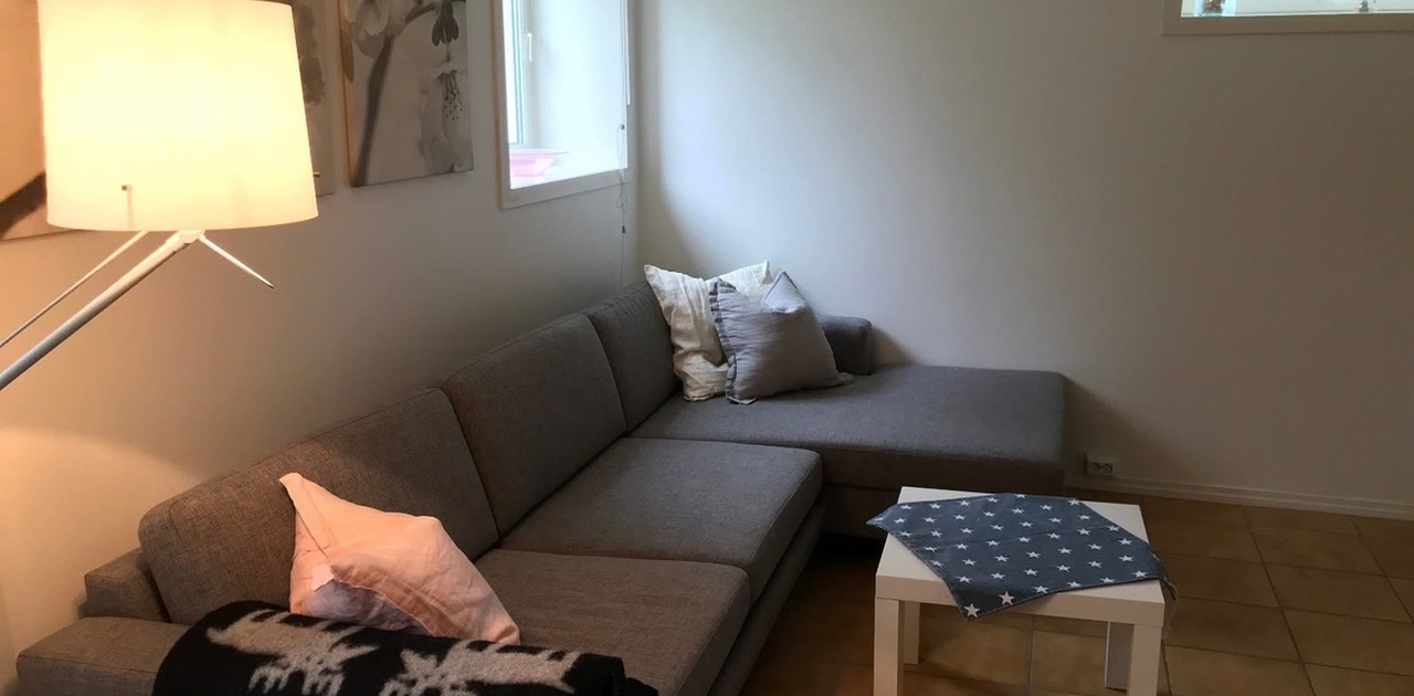 Store vinduer mot hage som kan åpnes.