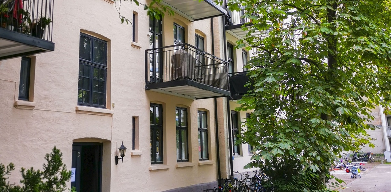 Inngang til oppgangen er i skjermet bakgård