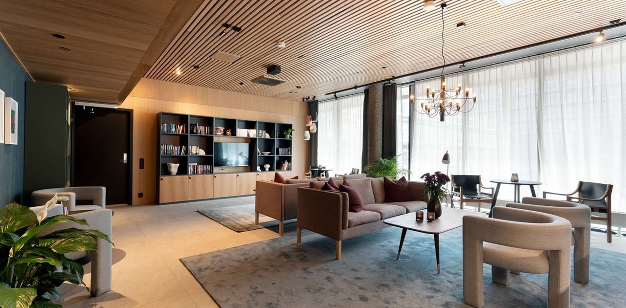 Fellesområde, peisestue- bibliotek.
