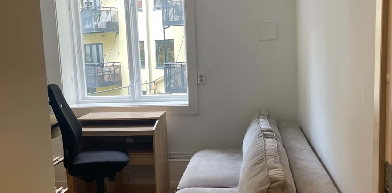 Sovesofa som kan trekkes ut til 140cm. Pult og kontorstol.