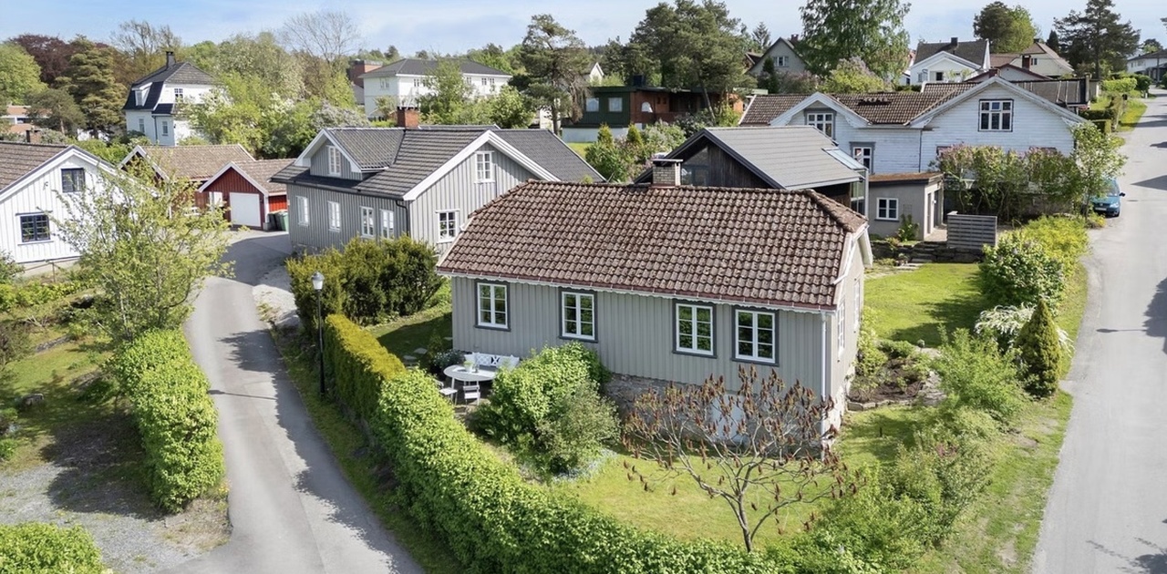 Vi leier ut høyre halvdel av dette huset og hagen nedenfor står til utleiers disposisjon