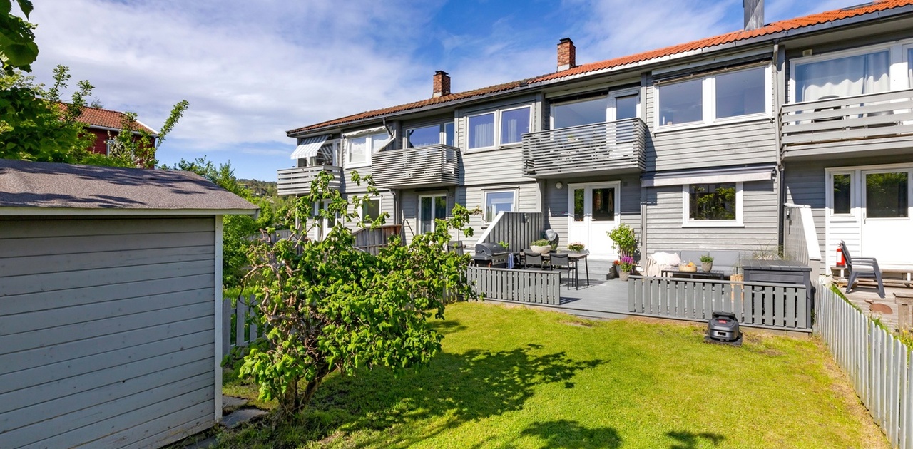Leiligheten sett fra hagen. Sol hele dagen og kvelden. Egen hage, terrasse og balkong.