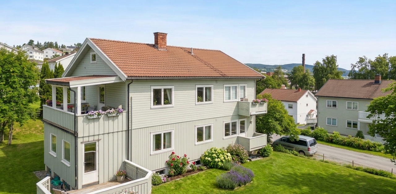 Lys og trivelig eiendom med stor hage, gode solforhold og flere parkeringsmuligheter. Perfekt for deg som ønsker en privat bolig med kort vei til både jobb og studier. NB! Bildene er digitalt redigert for å vise eiendommen om sommeren