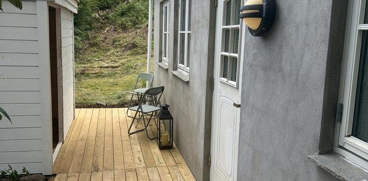 Inngangsdøra. Ny platting og ny bod.