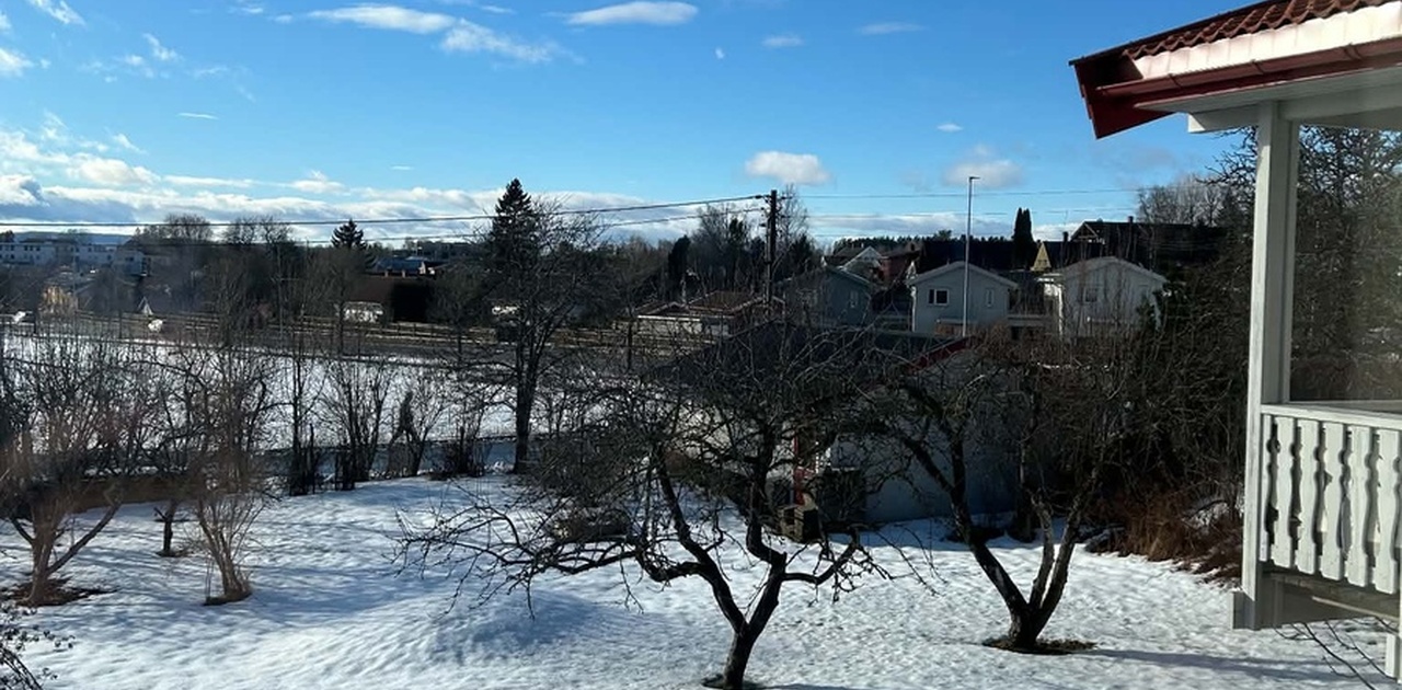 Stor og åpen hage med mulighet for kjøkkenhage.