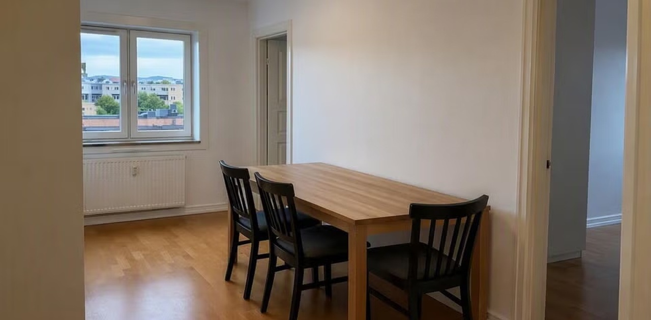 Stue med plass til spisegruppe og TV-krok. Møblering kun til illustrasjon.