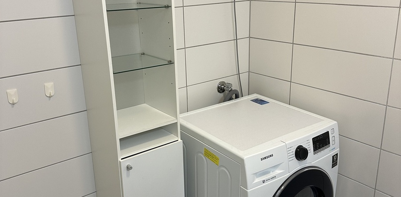 Hylle, skap og vaskemaskin (kombimaskin).