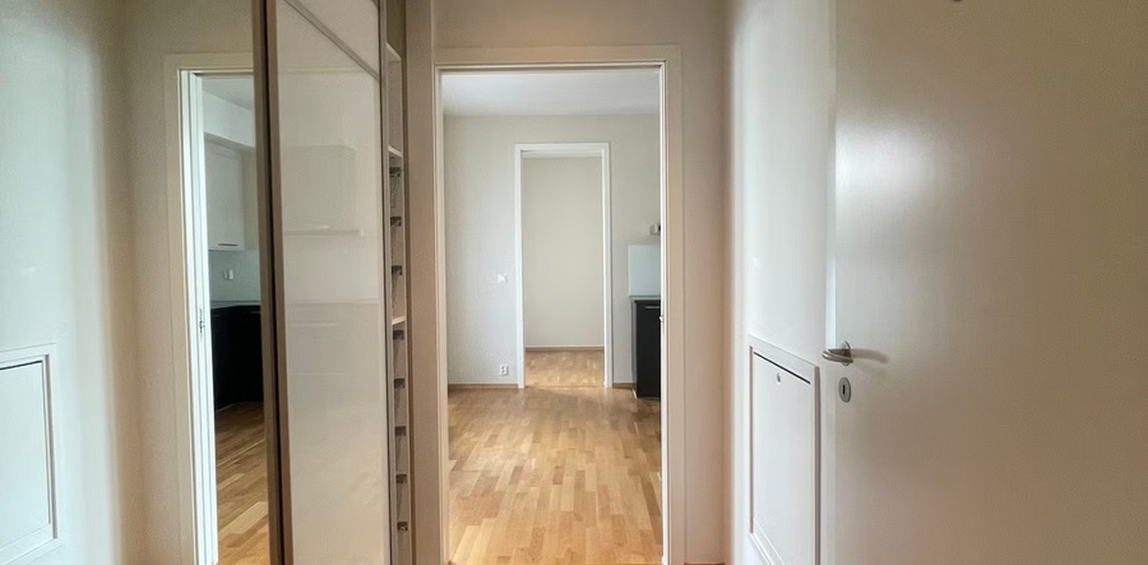 Entre med skyvedørsgarderobe