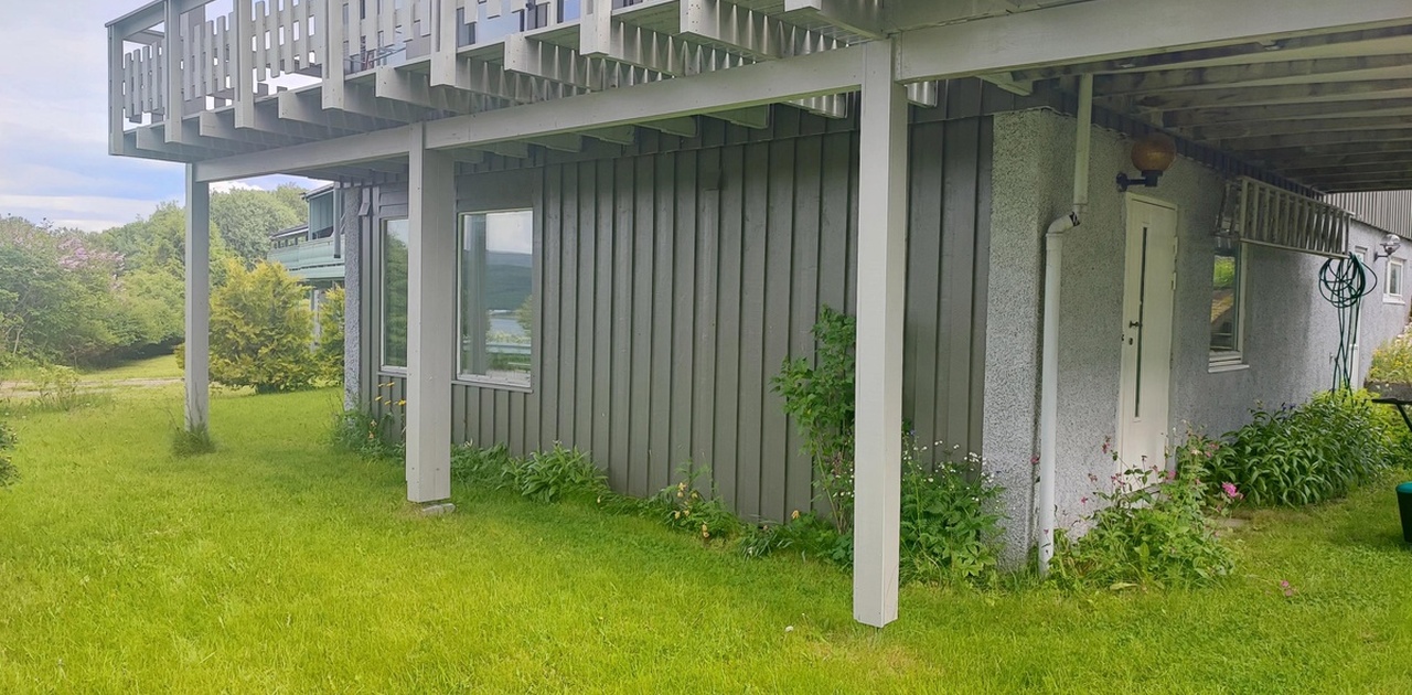 Leiligheten sett fra hagen. Egen inngang.