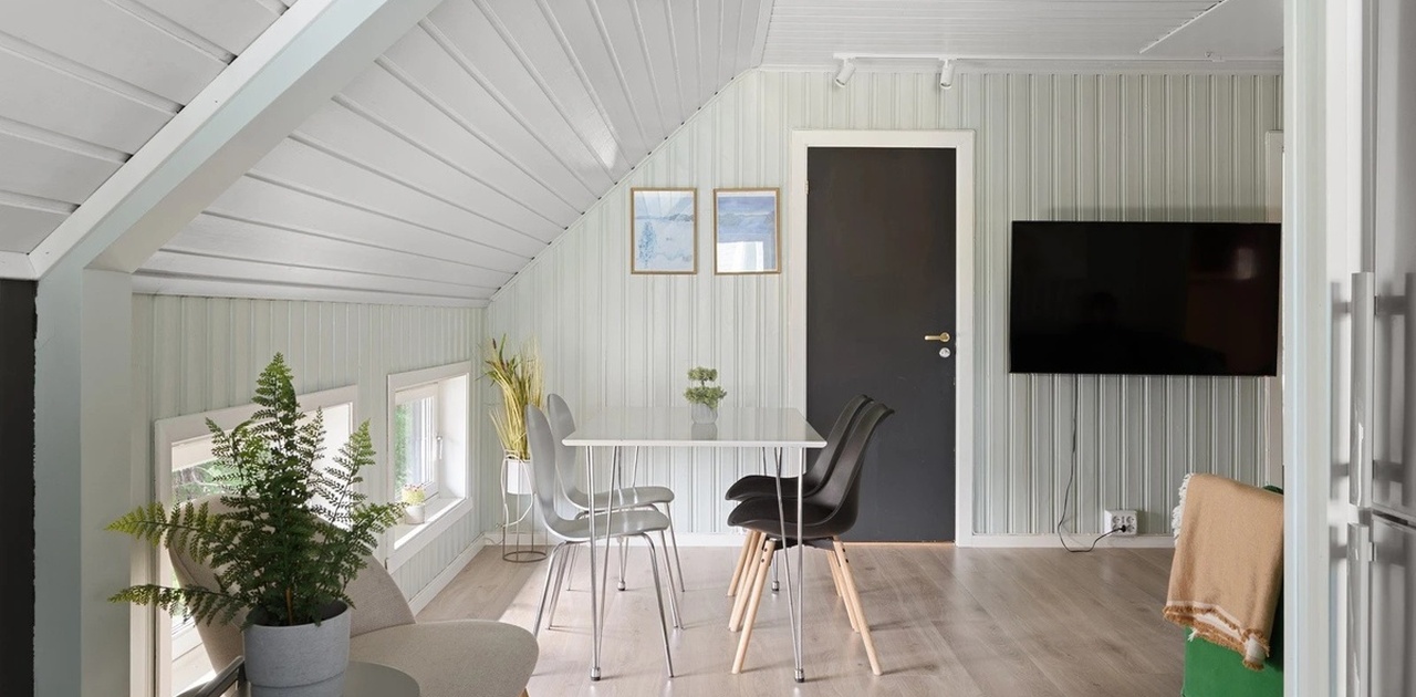 Stue med god plass til sofa- og spisegruppe